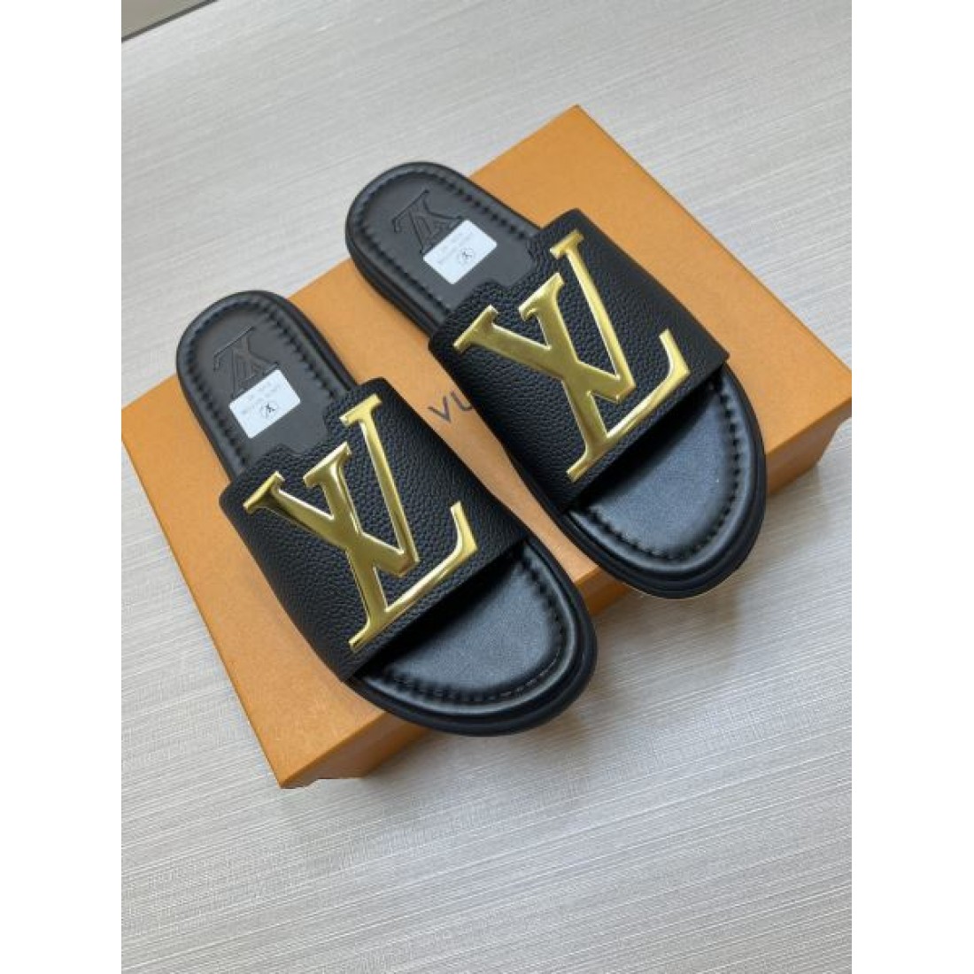 ビッグLVメタルモチーフ 存在感デザイン ワイドアッパー LOUIS VUITTON ルイヴィトン コピー サンダル 上品モード