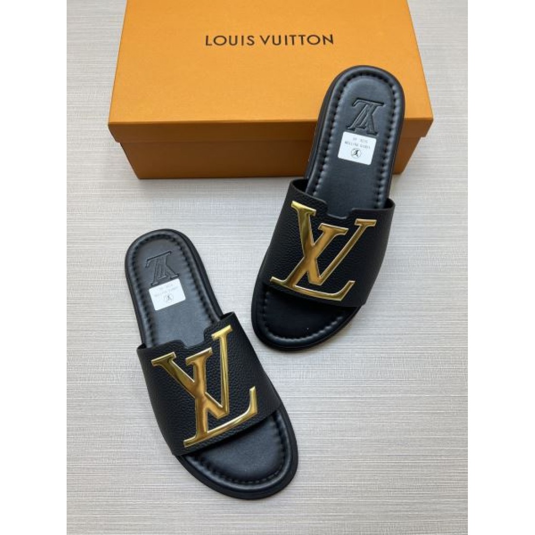 ビッグLVメタルモチーフ 存在感デザイン ワイドアッパー LOUIS VUITTON ルイヴィトン コピー サンダル 上品モード