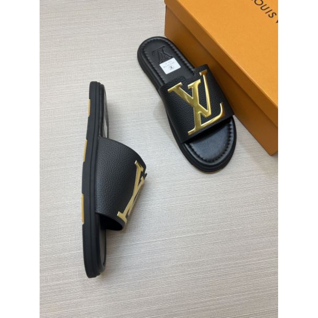 ビッグLVメタルモチーフ 存在感デザイン ワイドアッパー LOUIS VUITTON ルイヴィトン コピー サンダル 上品モード