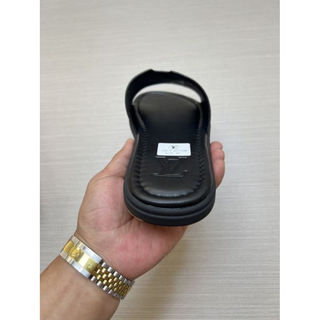 ビッグLVメタルモチーフ 存在感デザイン ワイドアッパー LOUIS VUITTON ルイヴィトン コピー サンダル 上品モード