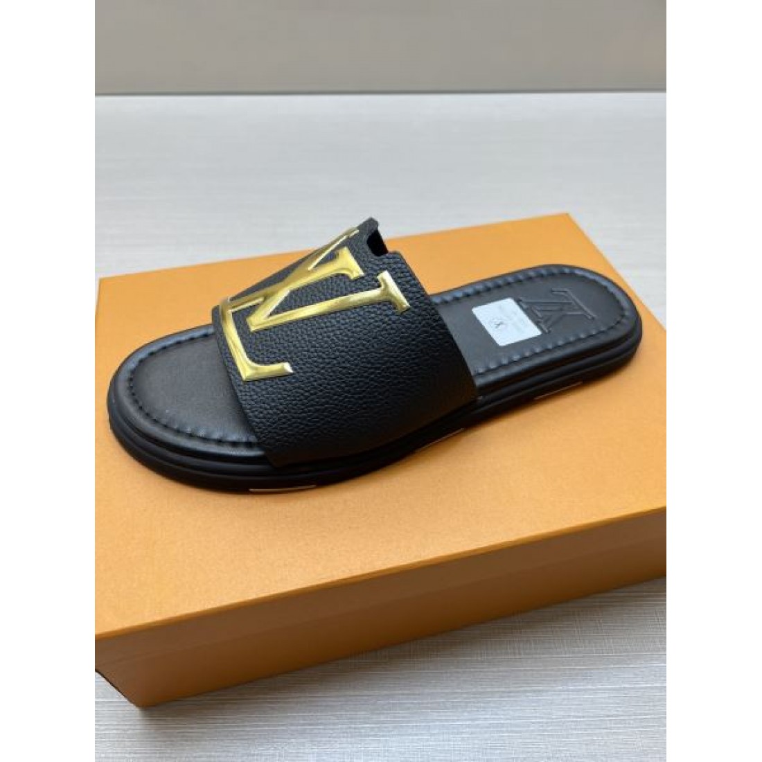 ビッグLVメタルモチーフ 存在感デザイン ワイドアッパー LOUIS VUITTON ルイヴィトン コピー サンダル 上品モード