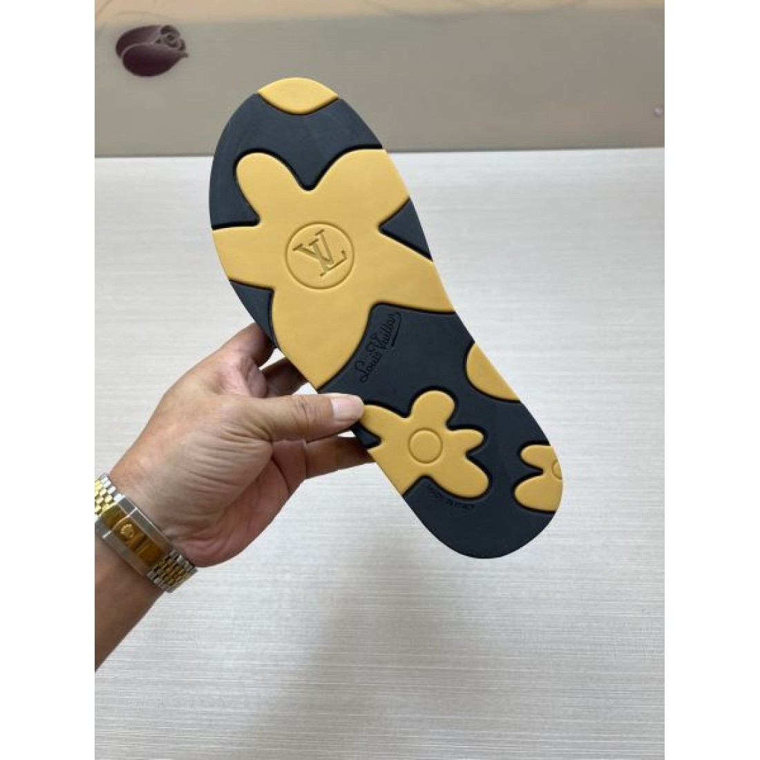 ビッグLVメタルモチーフ 存在感デザイン ワイドアッパー LOUIS VUITTON ルイヴィトン コピー サンダル 上品モード