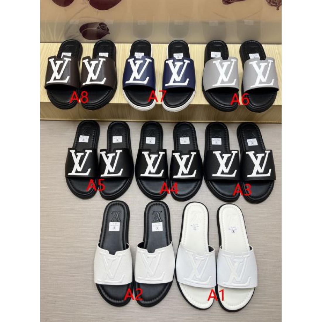 オーバーサイズロゴ スクエアトゥ 軽量ソール LOUIS VUITTON ルイヴィトン コピー スライドサンダル 売れ筋候補