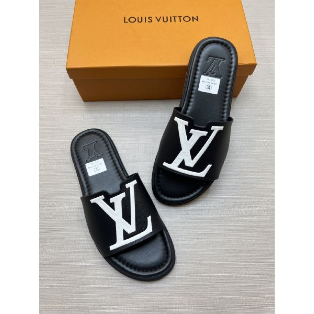 オーバーサイズロゴ スクエアトゥ 軽量ソール LOUIS VUITTON ルイヴィトン コピー スライドサンダル 売れ筋候補