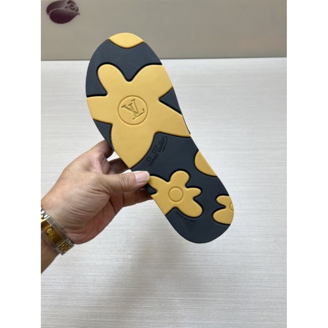 オーバーサイズロゴ スクエアトゥ 軽量ソール LOUIS VUITTON ルイヴィトン コピー スライドサンダル 売れ筋候補