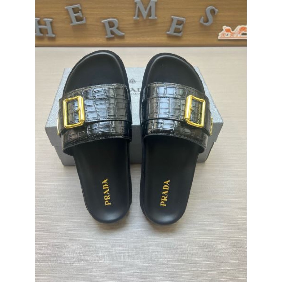 洗練クロコ型押しワイドベルト ゴールドバックルアクセント PRADA プラダ コピー サンダル 旬顔主役級モデル