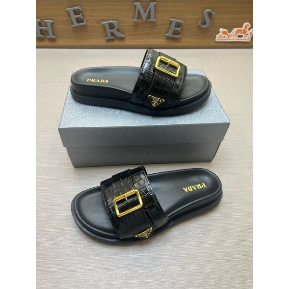 洗練クロコ型押しワイドベルト ゴールドバックルアクセント PRADA プラダ コピー サンダル 旬顔主役級モデル