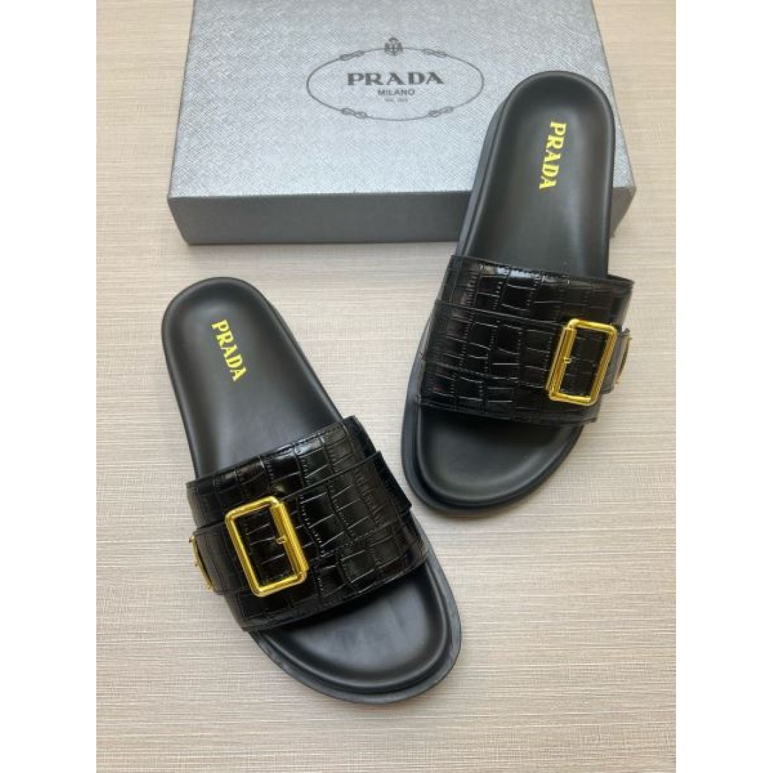 洗練クロコ型押しワイドベルト ゴールドバックルアクセント PRADA プラダ コピー サンダル 旬顔主役級モデル