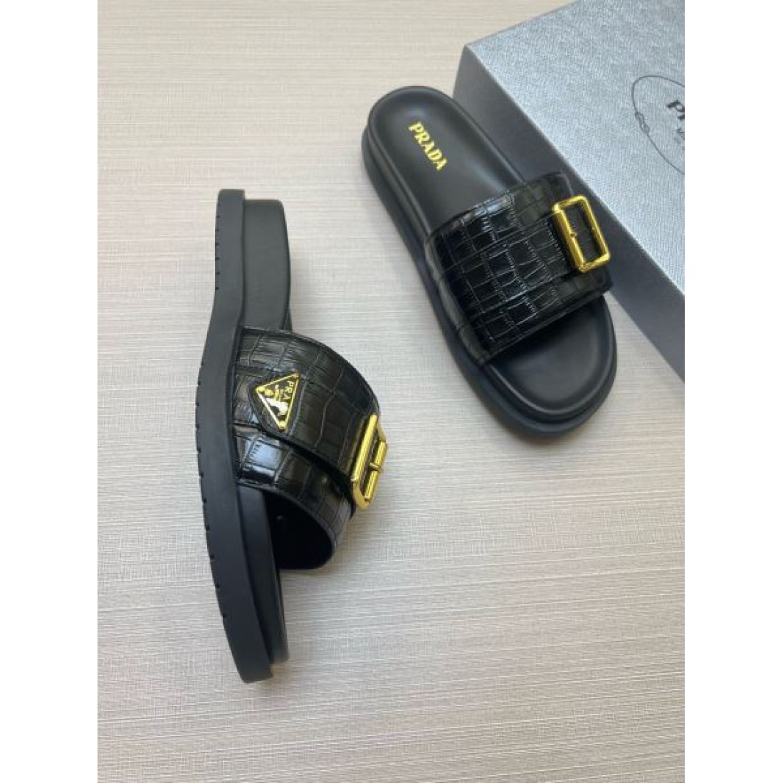 洗練クロコ型押しワイドベルト ゴールドバックルアクセント PRADA プラダ コピー サンダル 旬顔主役級モデル