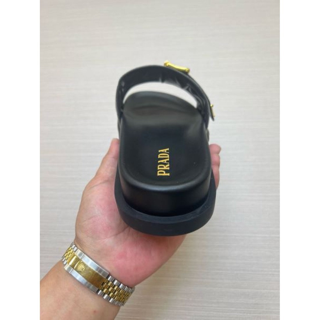 洗練クロコ型押しワイドベルト ゴールドバックルアクセント PRADA プラダ コピー サンダル 旬顔主役級モデル