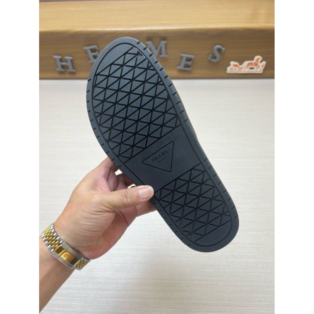 洗練クロコ型押しワイドベルト ゴールドバックルアクセント PRADA プラダ コピー サンダル 旬顔主役級モデル