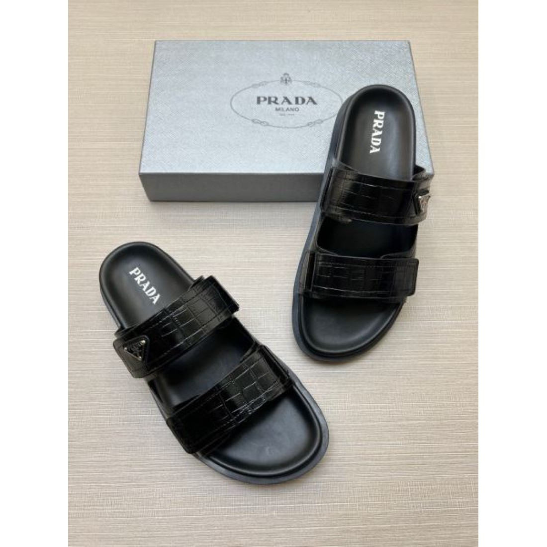 海外トレンド サイドプレートアクセント クロコ調アッパー PRADA プラダ コピー サンダル デイリー即戦力
