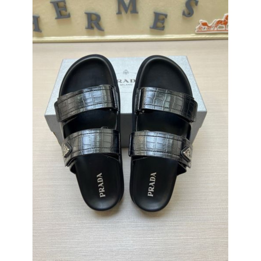海外トレンド サイドプレートアクセント クロコ調アッパー PRADA プラダ コピー サンダル デイリー即戦力