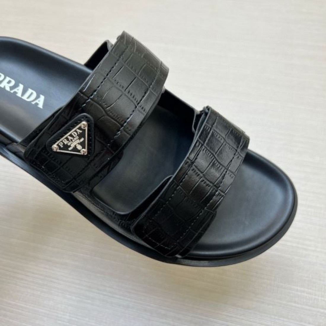 海外トレンド サイドプレートアクセント クロコ調アッパー PRADA プラダ コピー サンダル デイリー即戦力