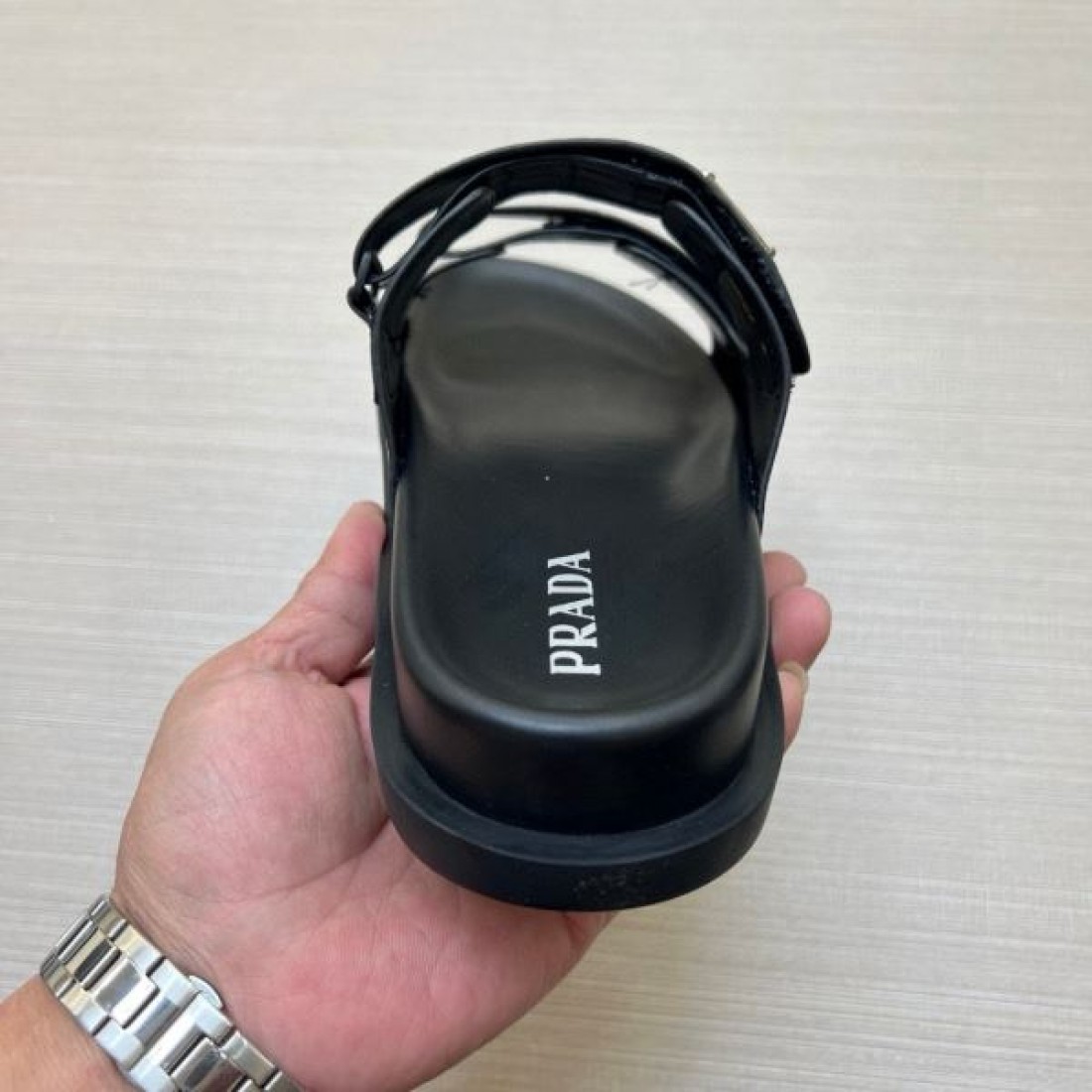 海外トレンド サイドプレートアクセント クロコ調アッパー PRADA プラダ コピー サンダル デイリー即戦力