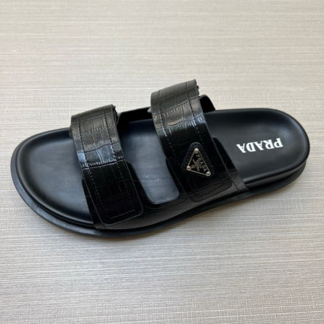 海外トレンド サイドプレートアクセント クロコ調アッパー PRADA プラダ コピー サンダル デイリー即戦力