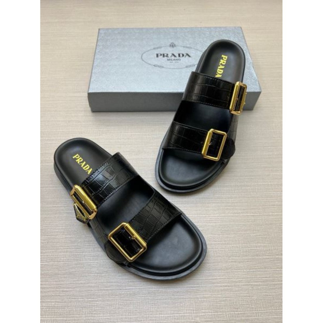 存在感を引き立てるゴールドダブルバックル クロコ型押しストラップ PRADA プラダ コピー 厚底サンダル 主役級人気モデル