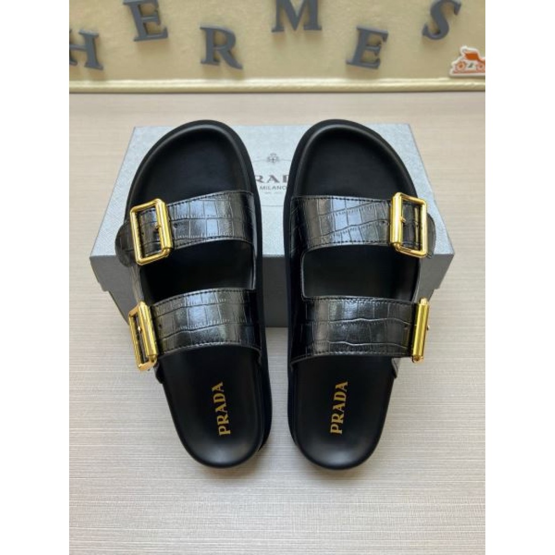存在感を引き立てるゴールドダブルバックル クロコ型押しストラップ PRADA プラダ コピー 厚底サンダル 主役級人気モデル