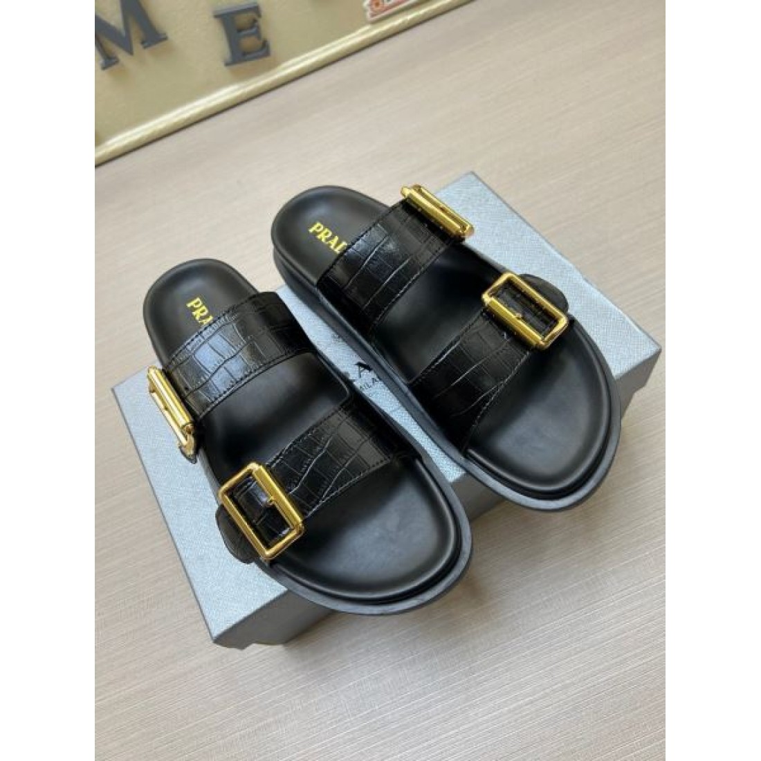 存在感を引き立てるゴールドダブルバックル クロコ型押しストラップ PRADA プラダ コピー 厚底サンダル 主役級人気モデル