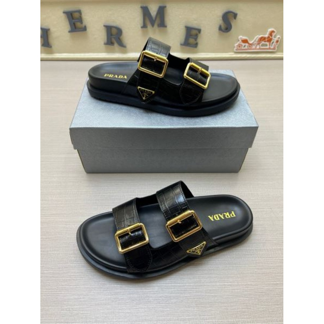 存在感を引き立てるゴールドダブルバックル クロコ型押しストラップ PRADA プラダ コピー 厚底サンダル 主役級人気モデル