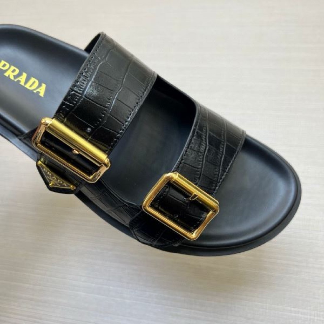 存在感を引き立てるゴールドダブルバックル クロコ型押しストラップ PRADA プラダ コピー 厚底サンダル 主役級人気モデル