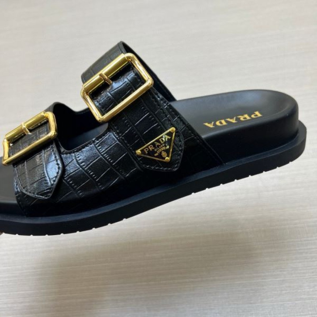 存在感を引き立てるゴールドダブルバックル クロコ型押しストラップ PRADA プラダ コピー 厚底サンダル 主役級人気モデル
