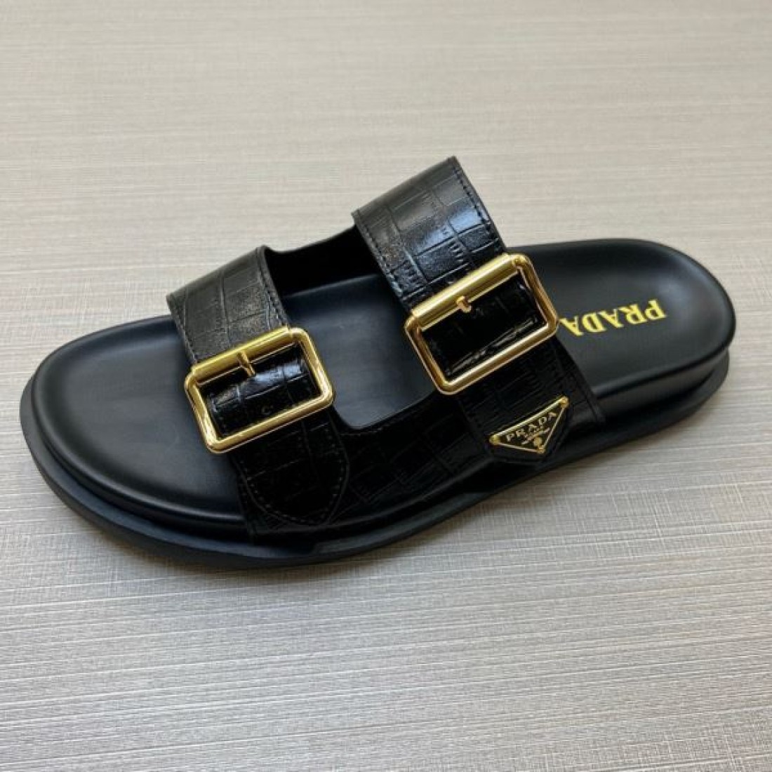 存在感を引き立てるゴールドダブルバックル クロコ型押しストラップ PRADA プラダ コピー 厚底サンダル 主役級人気モデル