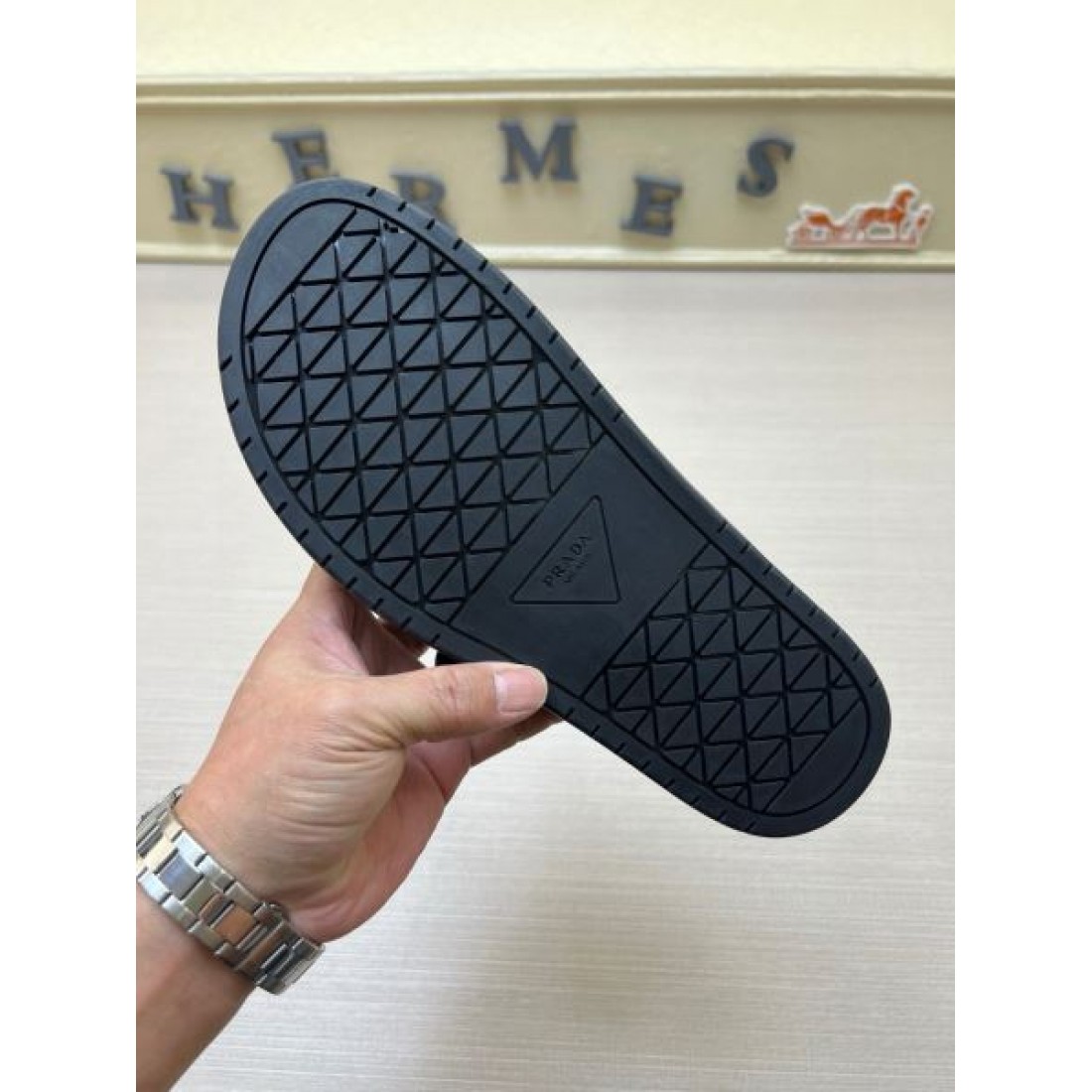 存在感を引き立てるゴールドダブルバックル クロコ型押しストラップ PRADA プラダ コピー 厚底サンダル 主役級人気モデル