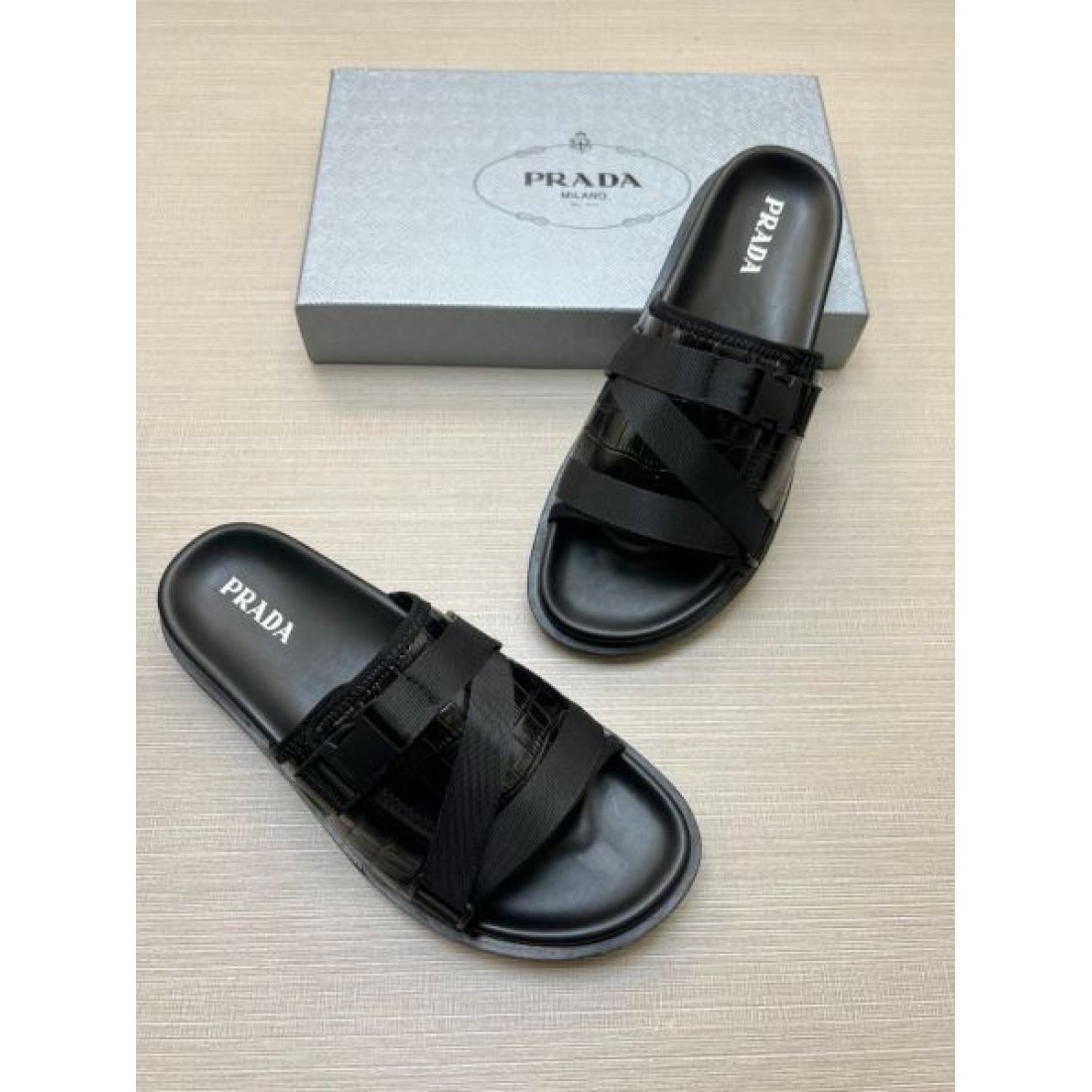 足元を引き締める多重ベルト スクエアトゥ 海外トレンド PRADA プラダ コピー サンダル 注目度UP