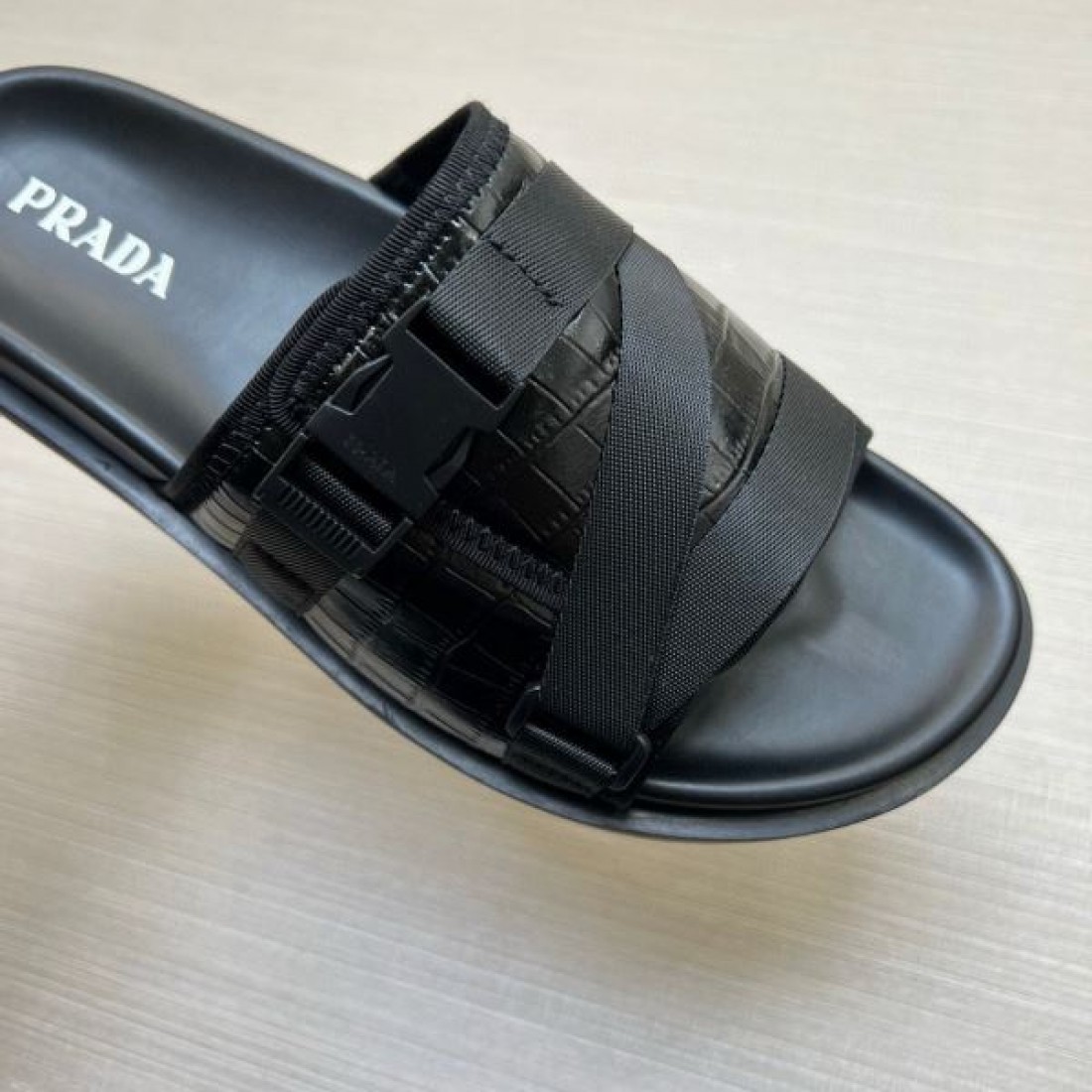 足元を引き締める多重ベルト スクエアトゥ 海外トレンド PRADA プラダ コピー サンダル 注目度UP