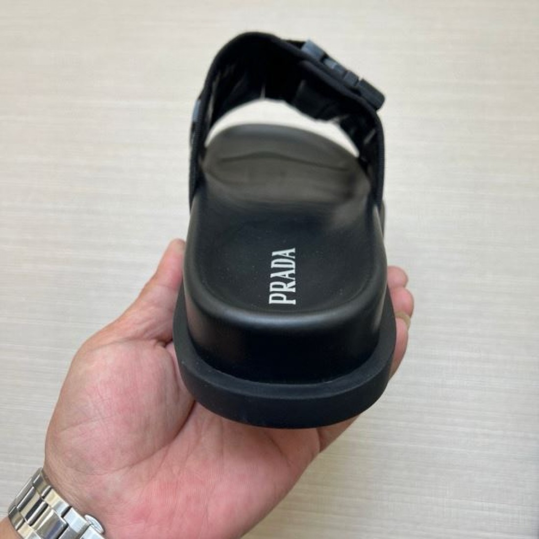 足元を引き締める多重ベルト スクエアトゥ 海外トレンド PRADA プラダ コピー サンダル 注目度UP