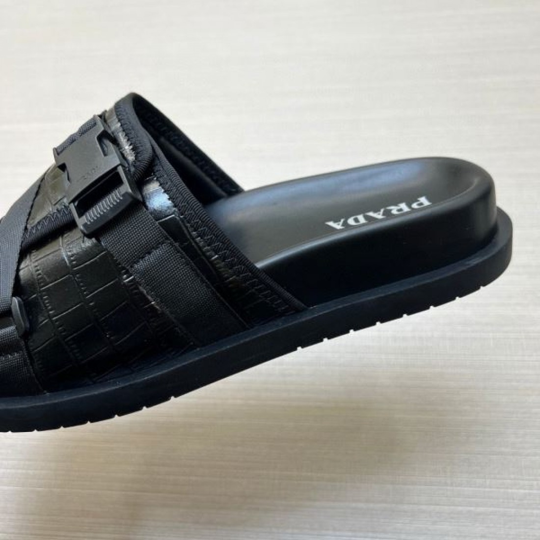 足元を引き締める多重ベルト スクエアトゥ 海外トレンド PRADA プラダ コピー サンダル 注目度UP