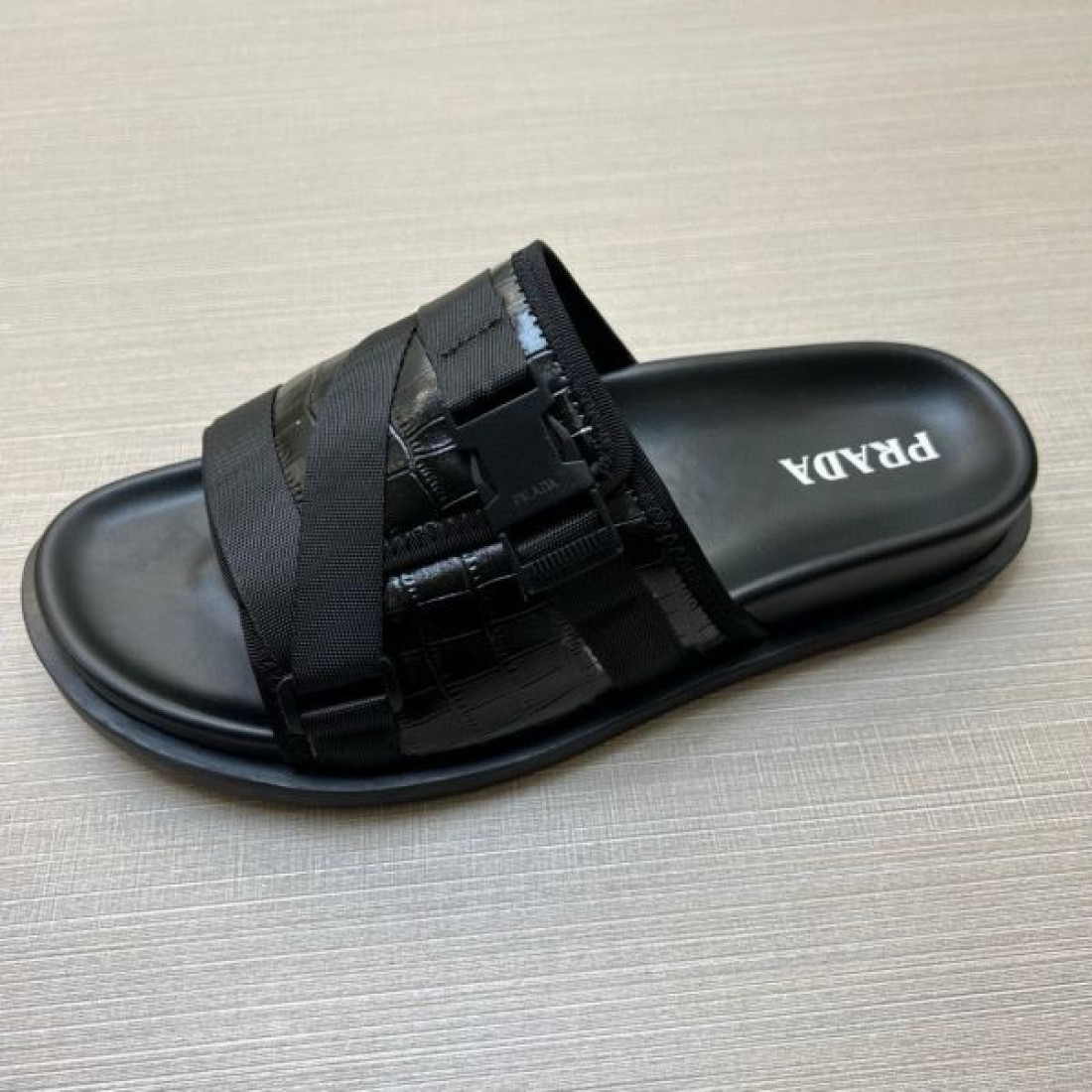 足元を引き締める多重ベルト スクエアトゥ 海外トレンド PRADA プラダ コピー サンダル 注目度UP