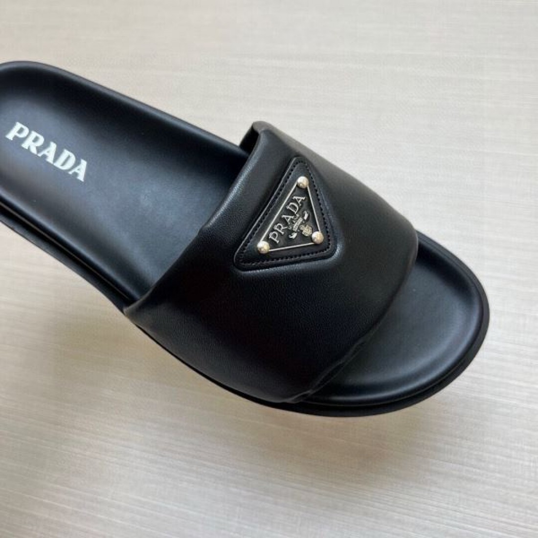 旬顔トライアングル装飾 ふっくらワイドベルト PRADA プラダ コピー 厚底サンダル 売れ筋候補