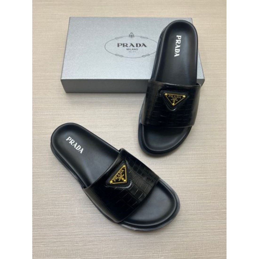 都会的ムード 2026ss トライアングル装飾 厚底フォルム PRADA プラダ コピー サンダル 注目モデル