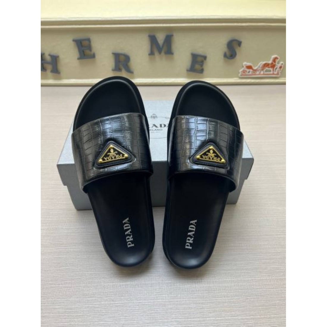 都会的ムード 2026ss トライアングル装飾 厚底フォルム PRADA プラダ コピー サンダル 注目モデル