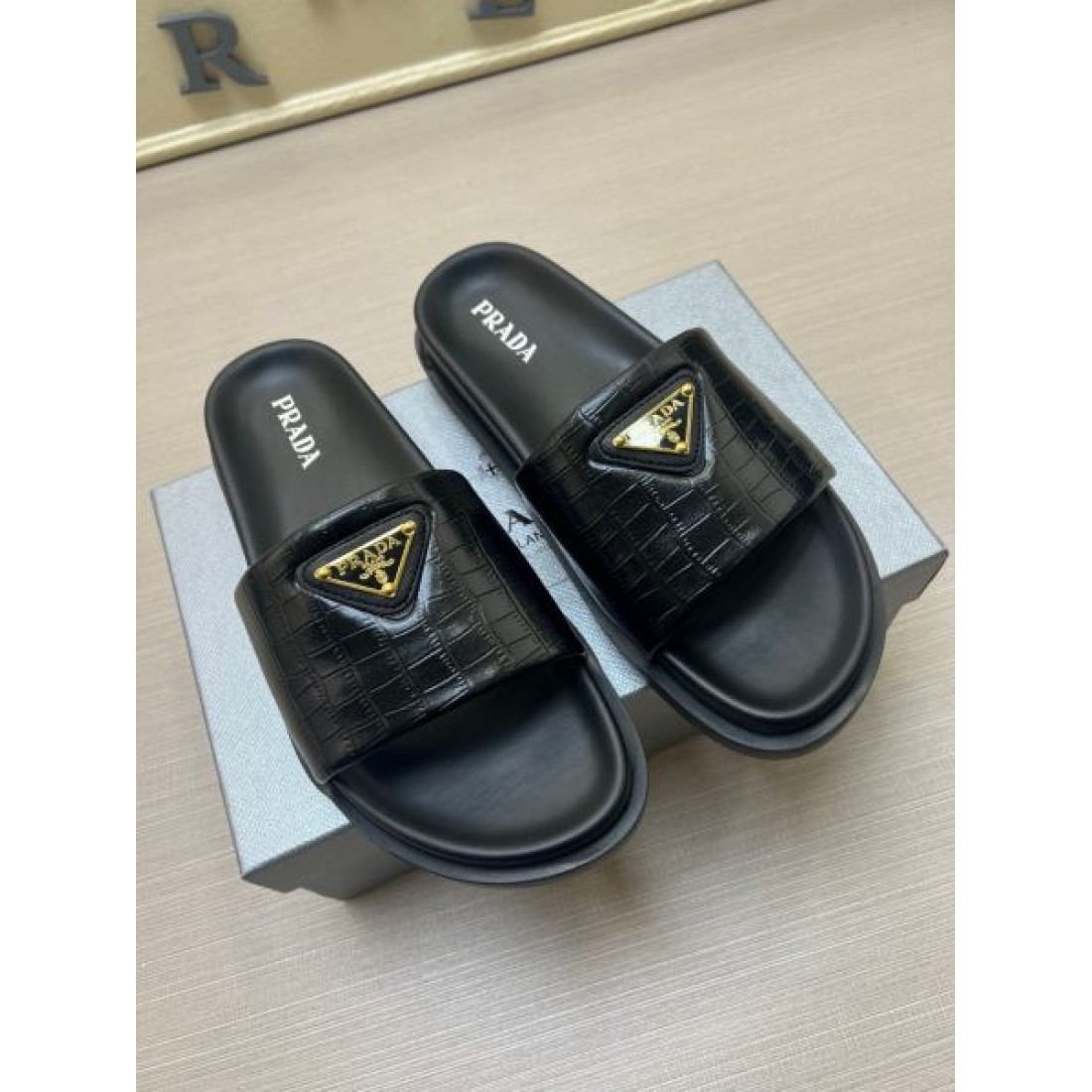 都会的ムード 2026ss トライアングル装飾 厚底フォルム PRADA プラダ コピー サンダル 注目モデル