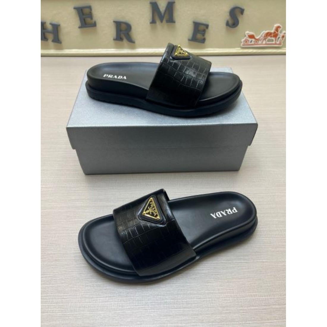都会的ムード 2026ss トライアングル装飾 厚底フォルム PRADA プラダ コピー サンダル 注目モデル