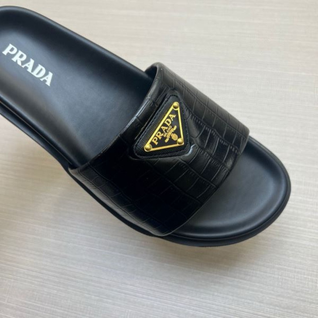 都会的ムード 2026ss トライアングル装飾 厚底フォルム PRADA プラダ コピー サンダル 注目モデル