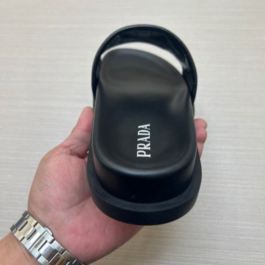 都会的ムード 2026ss トライアングル装飾 厚底フォルム PRADA プラダ コピー サンダル 注目モデル