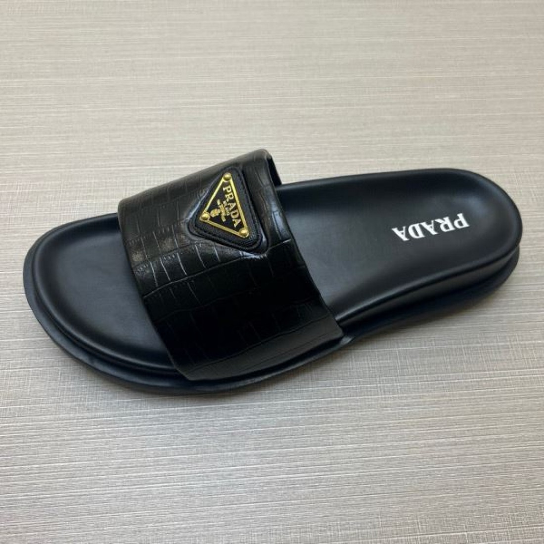 都会的ムード 2026ss トライアングル装飾 厚底フォルム PRADA プラダ コピー サンダル 注目モデル