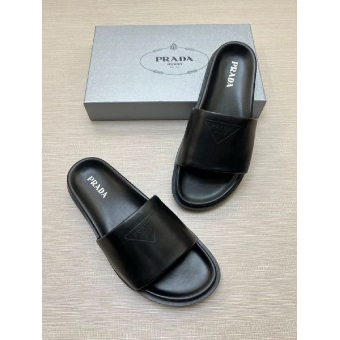 三角エンボス ワイドベルト 足元を引き締める PRADA プラダ コピー サンダル 注目度上昇 軽快フットワーク