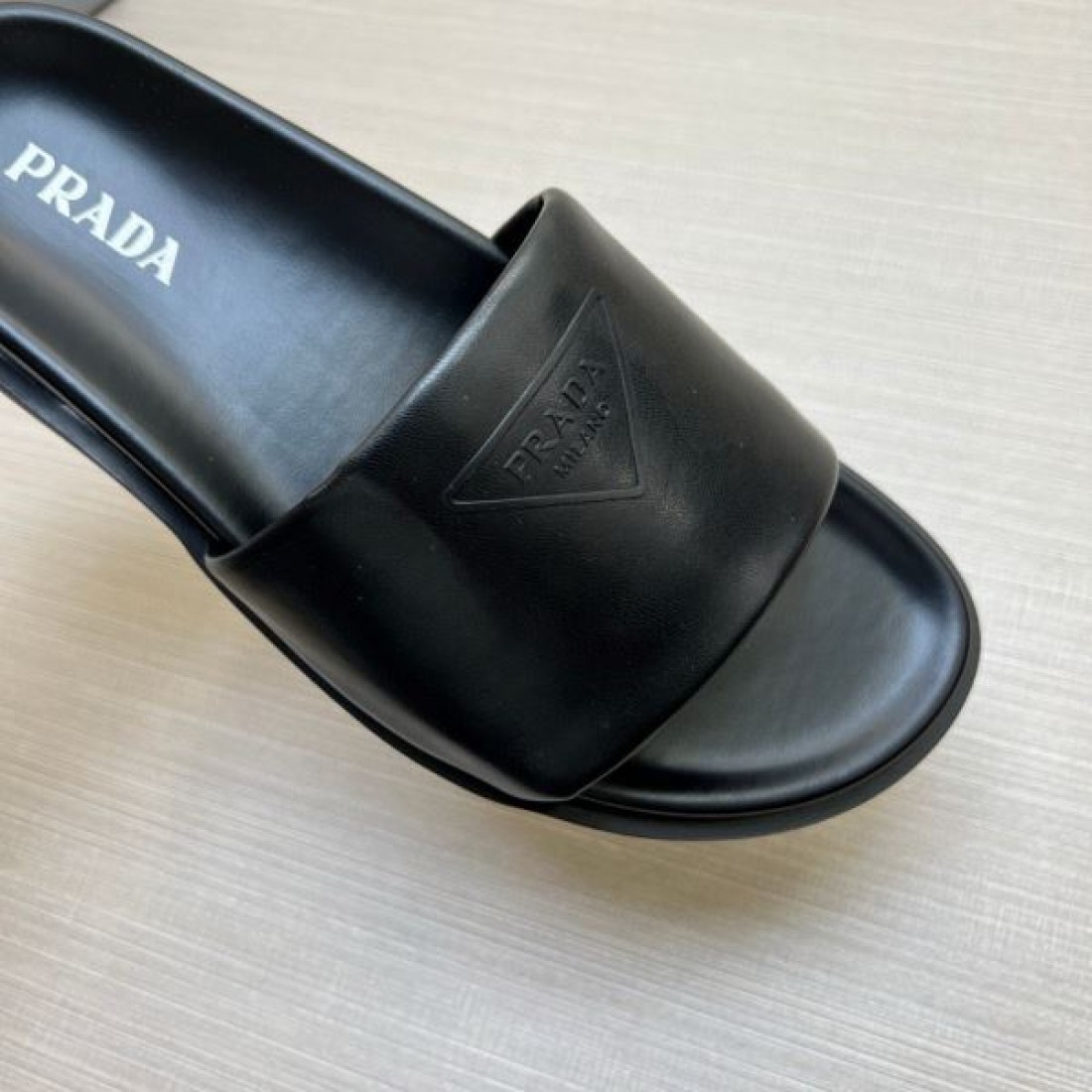 三角エンボス ワイドベルト 足元を引き締める PRADA プラダ コピー サンダル 注目度上昇 軽快フットワーク