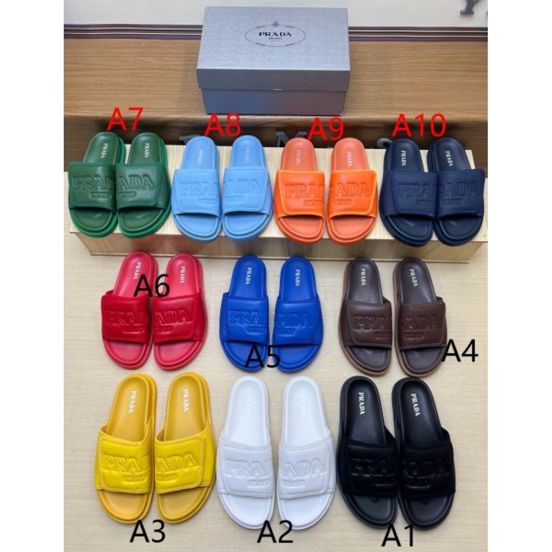 エンボスロゴ ワイドストラップ スライドタイプ PRADA プラダ コピー サンダル ボリュームシルエット 都会派フットウェア