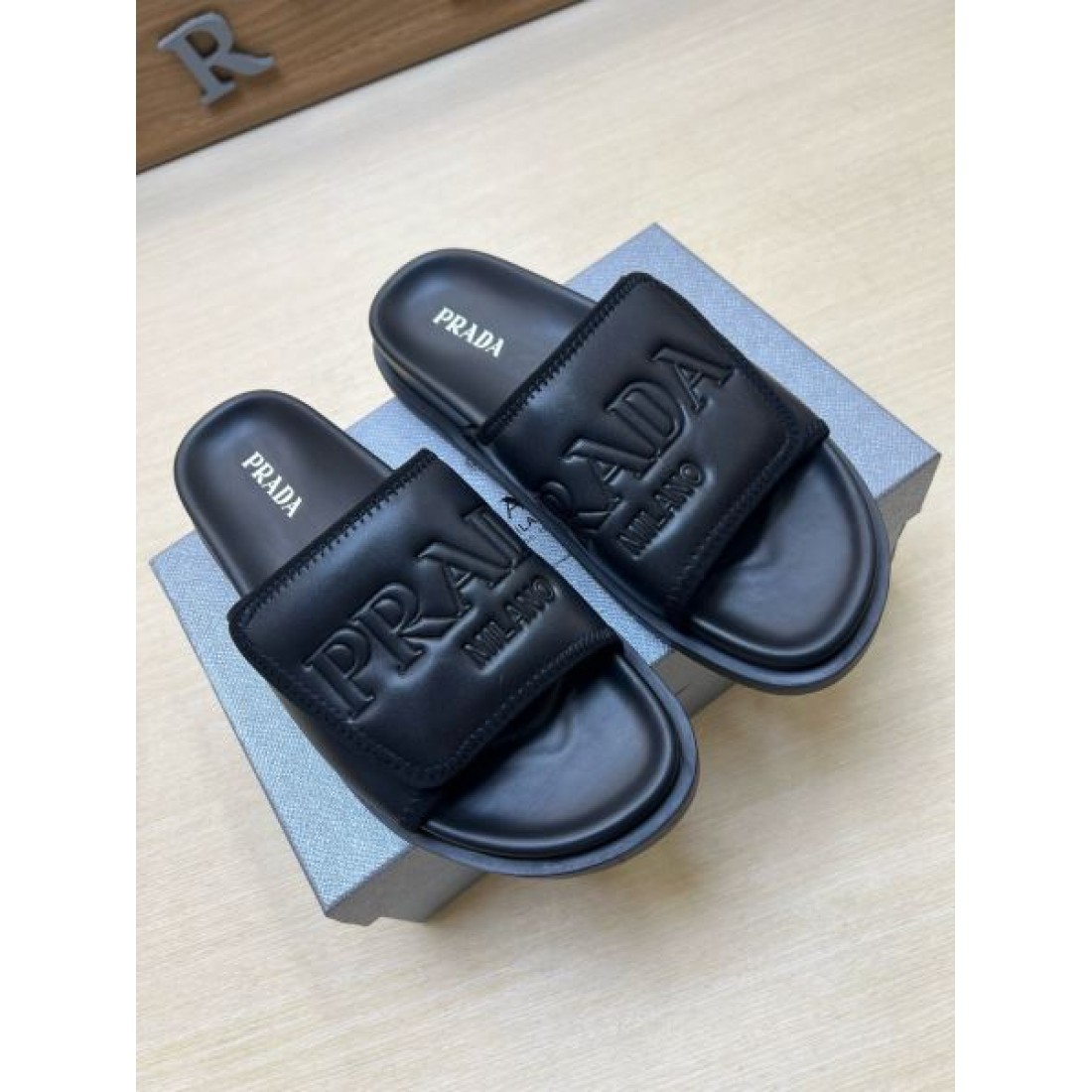 エンボスロゴ ワイドストラップ スライドタイプ PRADA プラダ コピー サンダル ボリュームシルエット 都会派フットウェア