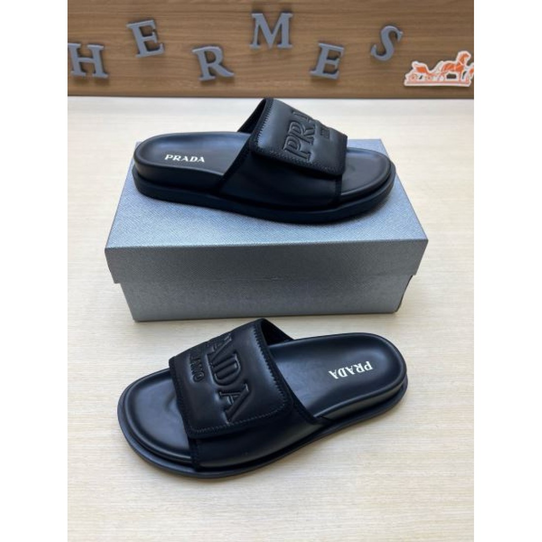 エンボスロゴ ワイドストラップ スライドタイプ PRADA プラダ コピー サンダル ボリュームシルエット 都会派フットウェア