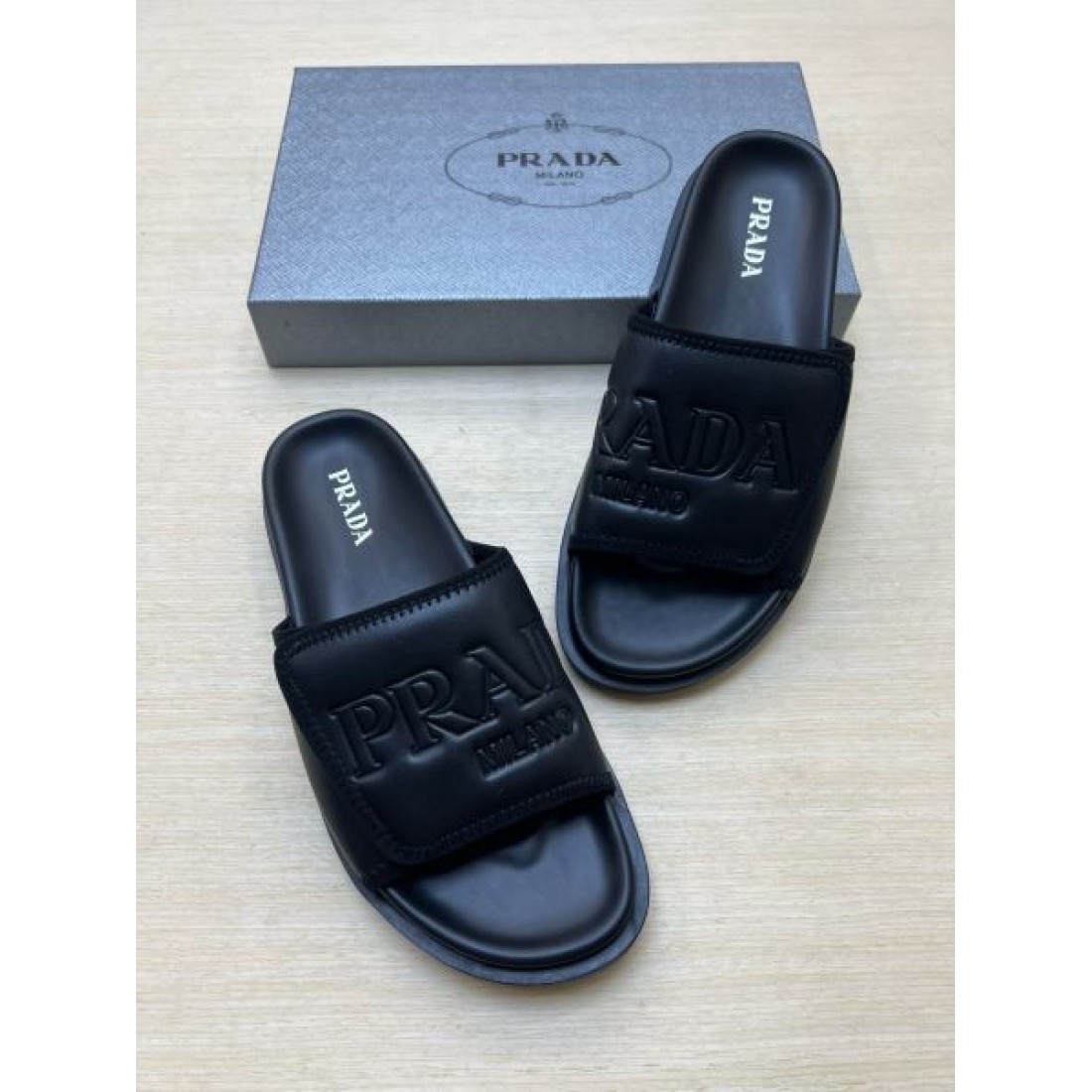 エンボスロゴ ワイドストラップ スライドタイプ PRADA プラダ コピー サンダル ボリュームシルエット 都会派フットウェア