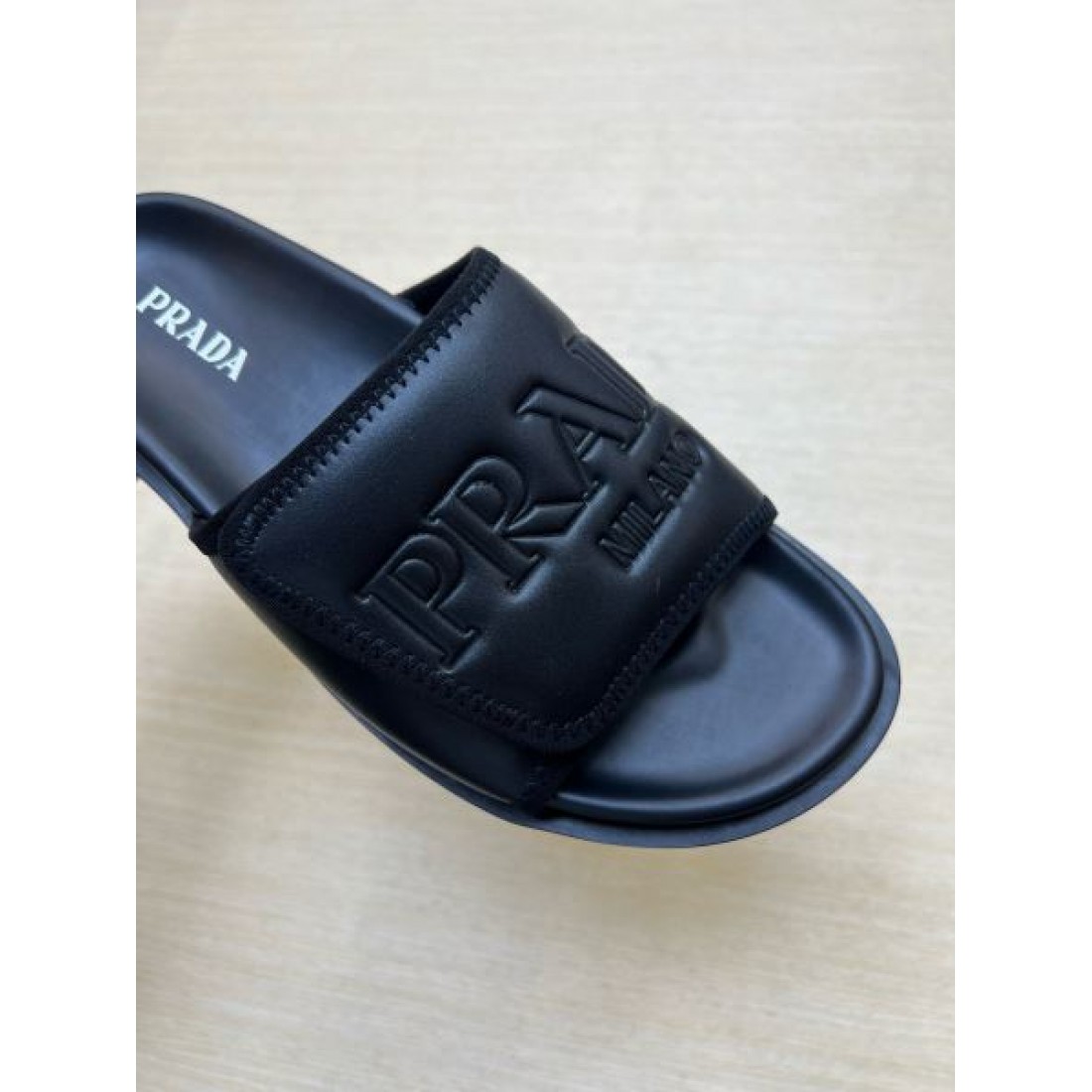 エンボスロゴ ワイドストラップ スライドタイプ PRADA プラダ コピー サンダル ボリュームシルエット 都会派フットウェア