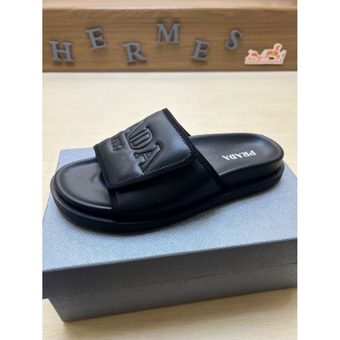 エンボスロゴ ワイドストラップ スライドタイプ PRADA プラダ コピー サンダル ボリュームシルエット 都会派フットウェア