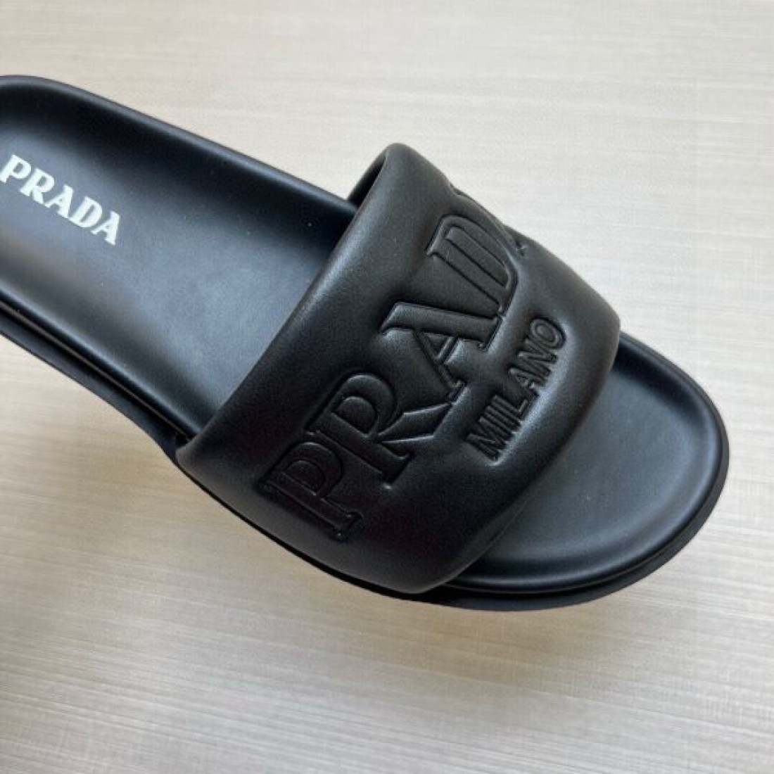 モノトーンカラー アーバンリラックス スポーツミックス PRADA プラダ コピー サンダル リゾートコーデ 休日アイテム
